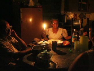 Familia cubana iluminada con velas
